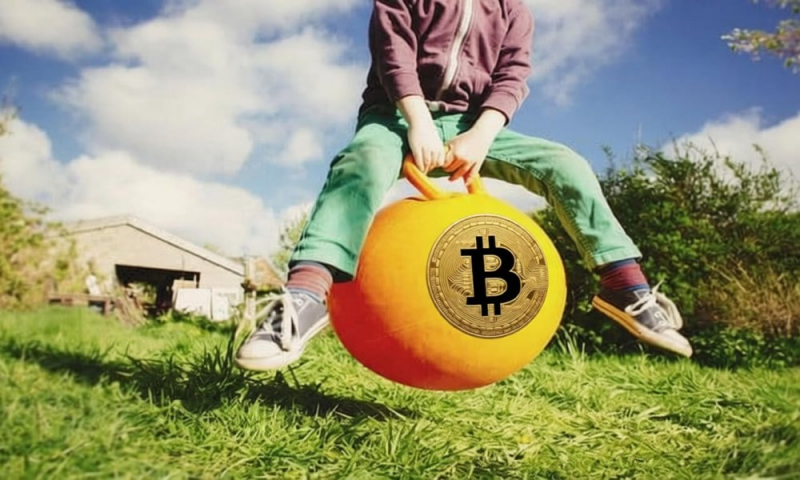 Биткоин отскочил на 7% после падения, но крипторынок остается под давлением